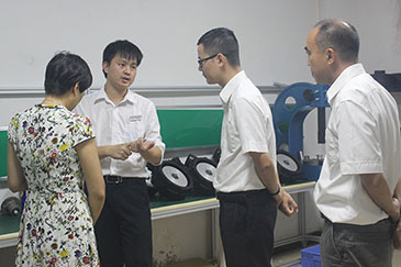 寮步科技局鐘局長(cháng)及建設銀行鄭行長(cháng)來(lái)我司考察